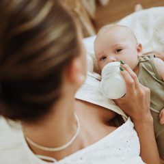 Image of a mother using Philips Avent bottle.